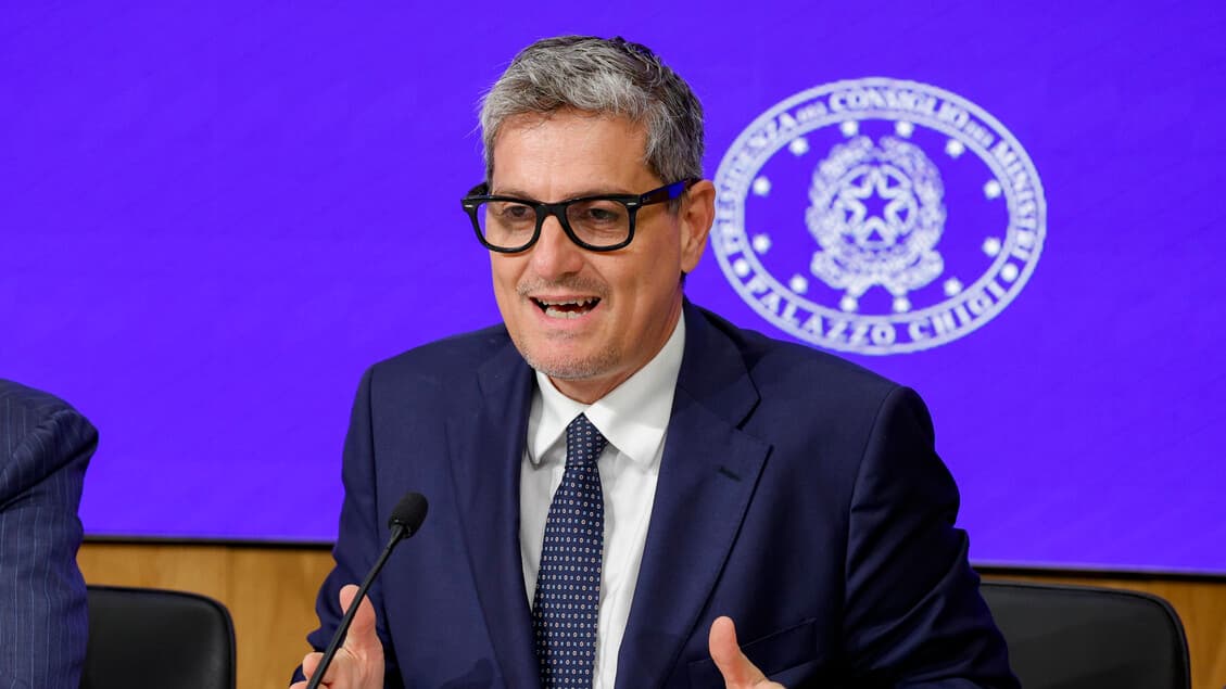 Gedi sotto attacco: Elkann svende Repubblica ai greci