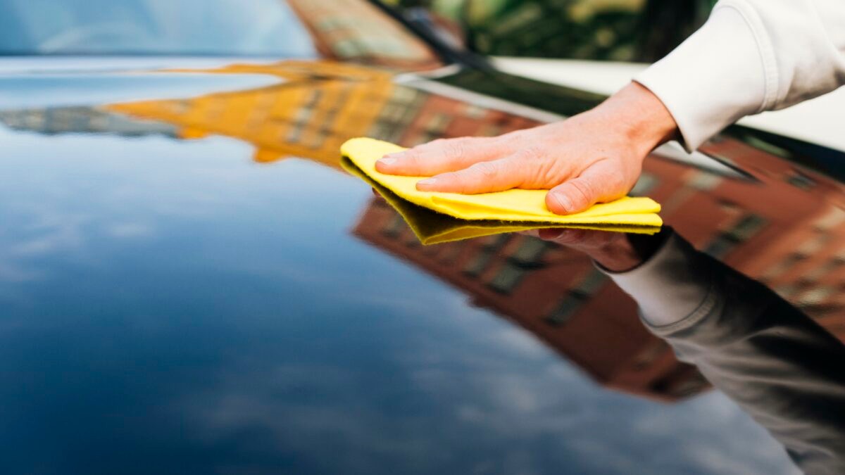 Resina sull'auto? Ecco come toglierla senza rovinare la carrozzeria (e senza spendere un patrimonio)
