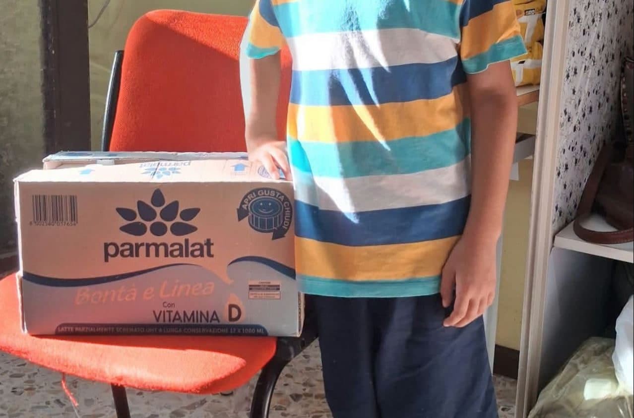 Bimbo di 8 anni svuota il salvadanaio per comprare il latte ai poveri: la sinistra italiana farebbe bene a imparare