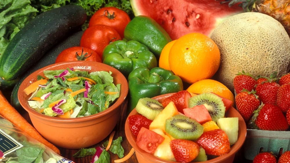 Frutta e verdura: al mercato o al supermercato? Ecco dove risparmi davvero